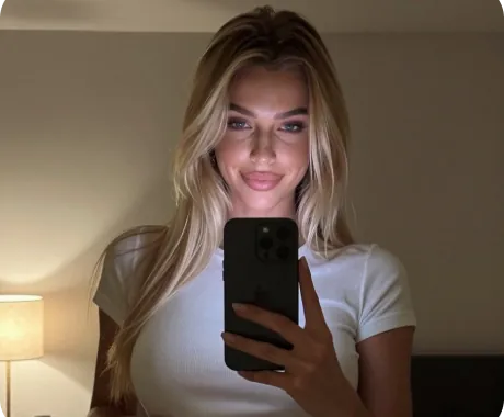 Novia IA haciéndose un selfie en el espejo con camiseta blanca